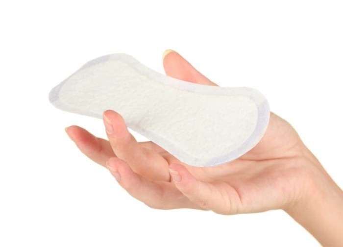 Bolsonaro sanciona programa de promoção da saúde menstrual, mas veta distribuição gratuita de absorventes