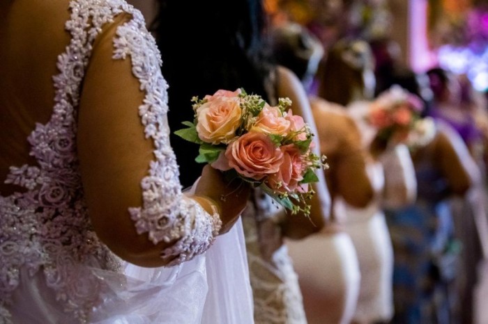 “Estamos muito felizes e quero estar casada pelo resto da minha vida”, declara noiva beneficiada