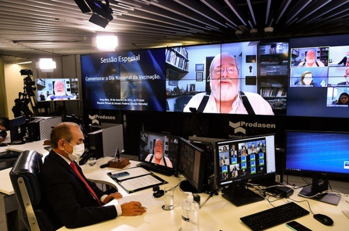 O senador Marcelo Castro (à esq.) e o médico Gonzalo Vecina Neto na sessão especial - Leopoldo Silva/Agência Senado