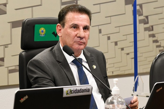 O relator do projeto, Vanderlan Cardoso, em reunião da CAE no dia 5 - Roque de Sá/Agência Senado