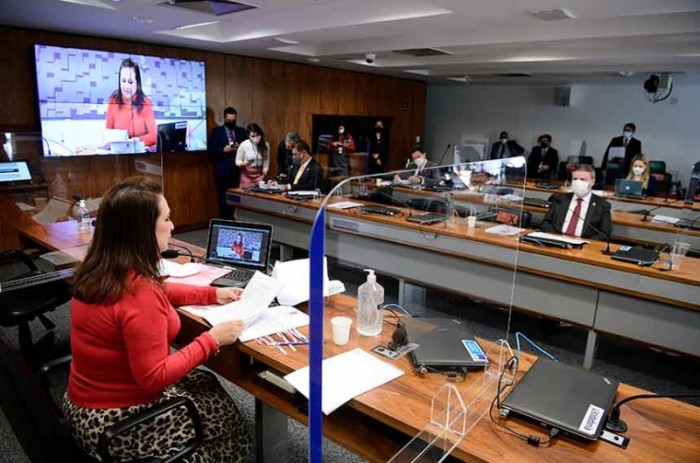 A presidente da CRE, Kátia Abreu, conduz reunião do colegiado, em julho - Pedro França/Agência Senado