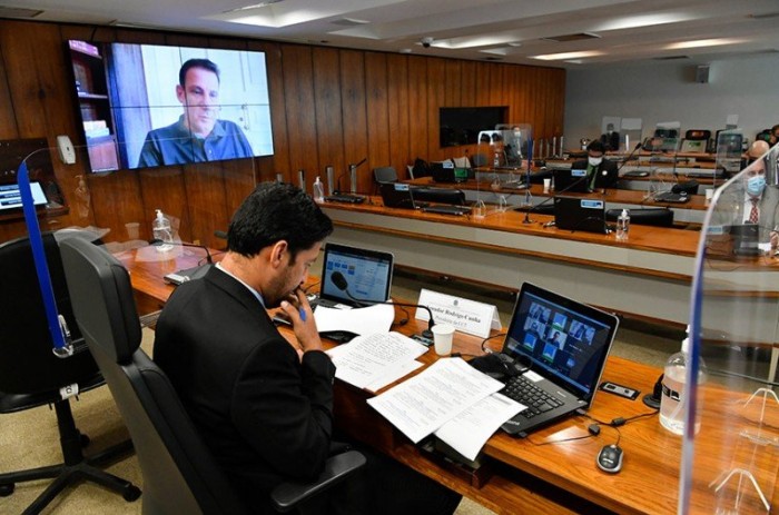 O presidente da CCT, Rodrigo Cunha, e o senador Vanderlan Cardoso (no telão) na reunião desta quinta - Agência Senado