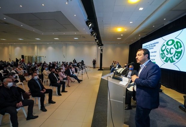 Fotos: Ricardo Wolffenbüttel/Secom O governador Carlos Moisés e o secretário de Estado da Saúde, André Motta Ribeiro, participaram na manhã desta quinta-feira, 21, da 1ª Assembleia Geral Extraordinária do Conselho de Secretarias Municipais de Saúde de San