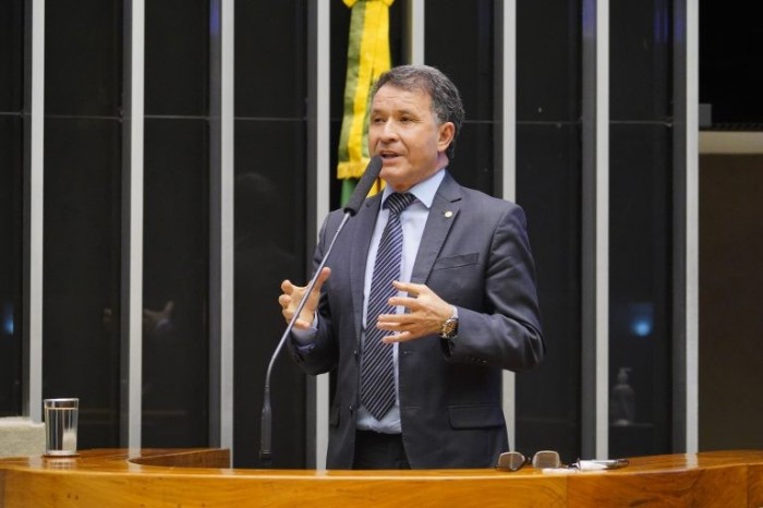 Darci de Matos recomendou a aprovação da homenagem - (Foto: Pablo Valadares/Câmara dos Deputados)