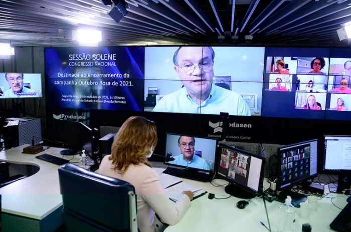 Procuradora da Mulher e autora do requerimento para a sessão, Leila Barros ouve Wellington Fagundes - Pedro França/Agência Senado