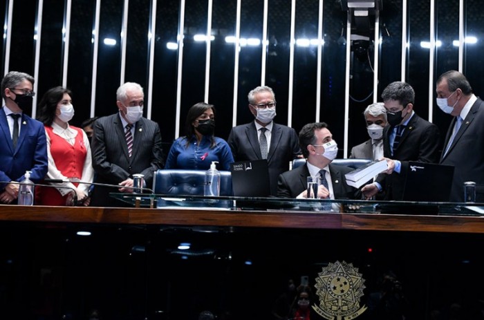 O presidente do Senado, Rodrigo Pacheco, recebeu o relatório da CPI da Pandemia