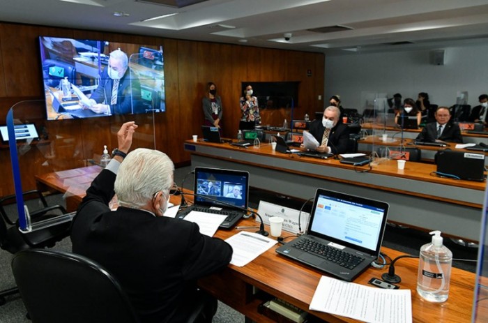 Relator, Jean Paul (na bancada) defendeu o projeto em reunião com Jaques Wagner (E) no dia 20 - Leopoldo Silva/Agência Senado