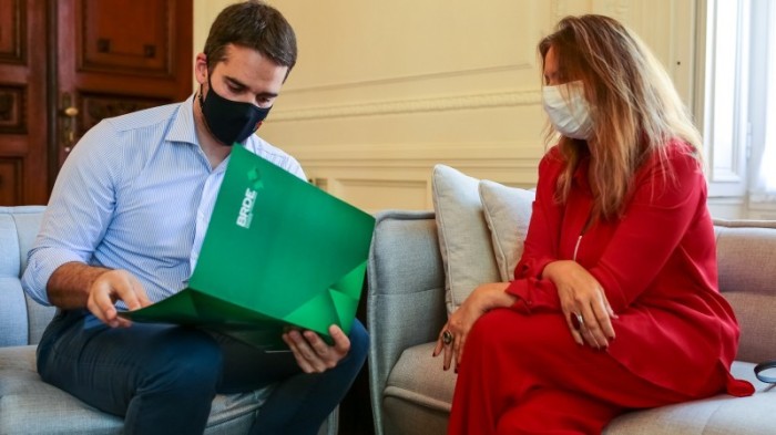 Ao receber o balanço do ano do BRDE, Leite destacou o trabalho realizado pela diretora-presidente Leany Lemos - Foto: Gustavo Mansur / Palácio Piratini