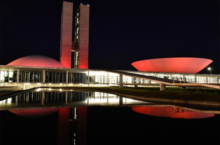 No final de semana, a iluminação vermelha lembra a dislexia. Na segunda-feira (1º), o vermelho permanecerá para apoiar a Síndrome da Quilomicronemia Familiar - Roque de Sá/Agência Senado