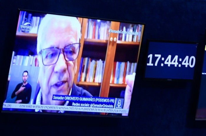 O senador Oriovisto Guimarães (Podemos-PR) pediu que especialistas ajudem a mostrar um caminho para ajudar os necessitados, mantendo o teto de gastos - Jefferson Rudy/Agência Senado