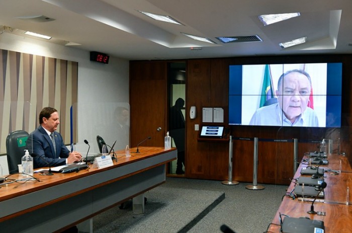 O presidente da CRA, Acir Gurgacz, e Zequinha Marinho (no telão) na audiência pública - Leopoldo Silva/Agência Senado