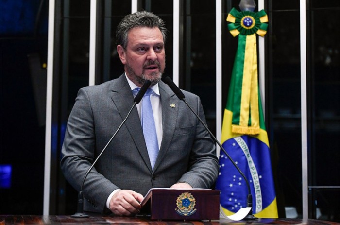 O senador Carlos Fávaro (PSD-MT) alertou para a importância de aumentar o controle e a fiscalização para evitar que a sonegação na venda de pneus - Jefferson Rudy/Agência Senado