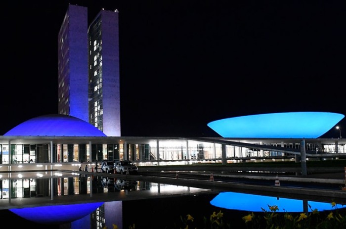Congresso iluminado de azul, em 2020: neste ano, a iluminação especial vai até 16 de novembro - Roque de Sá/Agência Senado