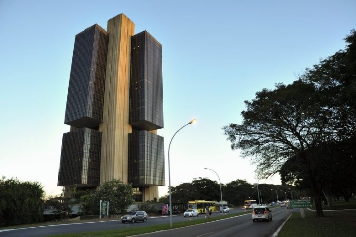 Debate sobre causas do aumento da dívida pública fica para o dia 11