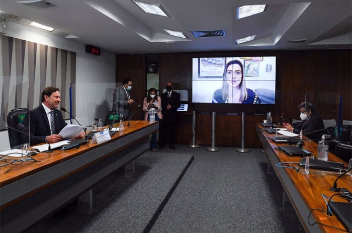 Acir Gurgacz e a relatora da proposta, Soraya Thronicke (no telão), na reunião da CRA nesta quinta - Roque de Sá/Agência Senado