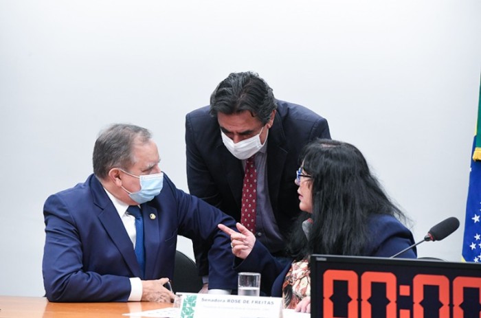 O senador Izalci Lucas, o deputado federal Domingos Sávio (em pé) e a presidente da CMO, senadora Rose de Freitas - Jefferson Rudy/Agência Senado