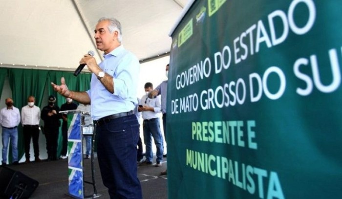 Reinaldo Azambuja entrega moradias e cartões de programa social em Chapadão do Sul 