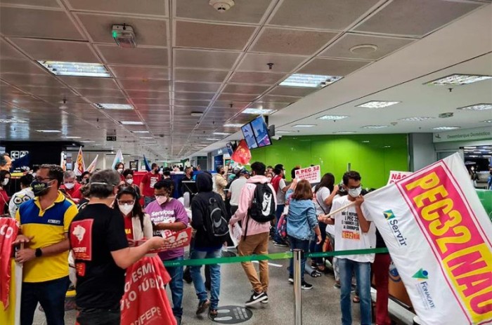 Manifestação contra a PEC 32 promovida pela Fonacate e outras organizações no aeroporto de Brasília - Ascom/FONACATE