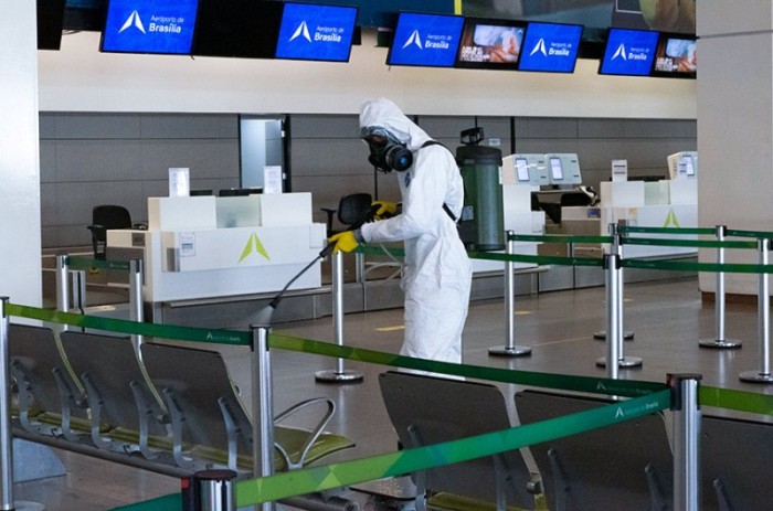 Desinfecção do aeroporto de Brasília após o início da pandemia de covid-19, em abril do ano passado - Leopoldo Silva/Agência Senado