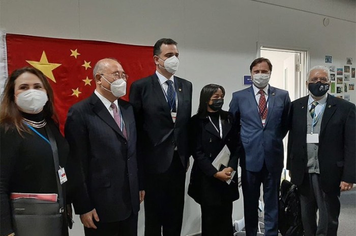 O presidente do Senado, Rodrigo Pacheco, e os senadores Jaques Wagner (PT-BA), Acir Gurgacz (PDT-RO), e as senadoras Katia Abreu (PP-TO) e Eliziane Gama (Cidadania-MA, com o representante do governo da China, na COP 26 - eprodução/ Facebook Senadora Eliz
