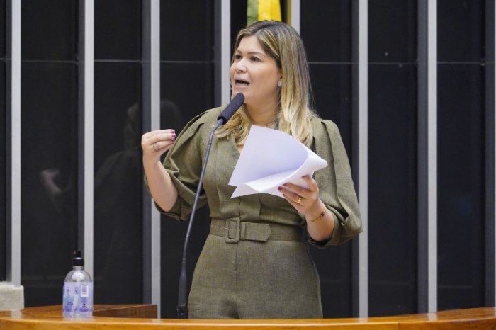 Aline Gurgel: 