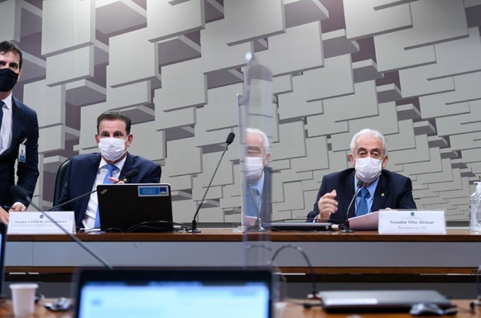 Presidente da CAE, Otto (à dir, ao lado de Vanderlan Cardoso) é autor do requerimento para audiência - Edilson Rodrigues/Agência Senado
