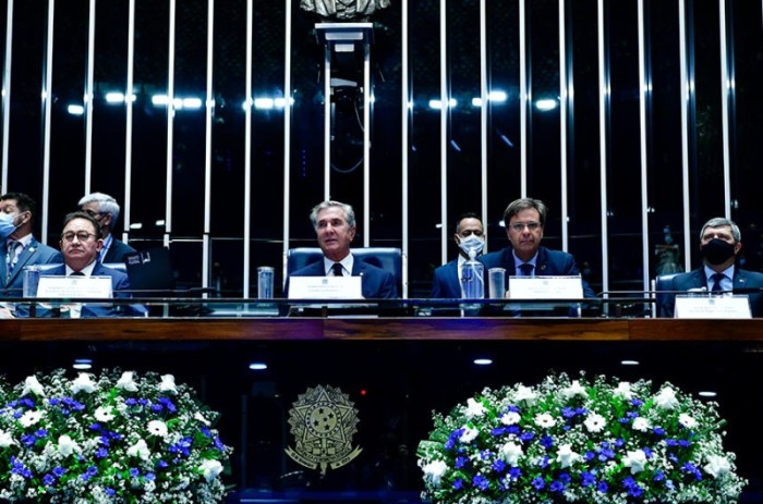 Collor (entre Manoel Linhares e o ministro Gilson Machado) comanda a sessão solene do Plenário pelo Dia do Hoteleiro - Geraldo Magela/Agência Senado