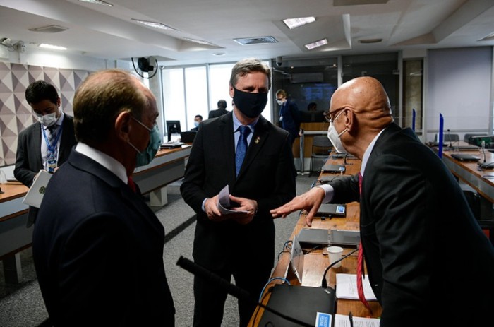 Presidente da CI, Dario Berger (centro) conversa com os senadores Marcelo Castro (à esquerda) e Esperidião Amin (à direita), que foi o relator das emendas da comissão ao Orçamento de 2022 - Pedro França/Agência Senado