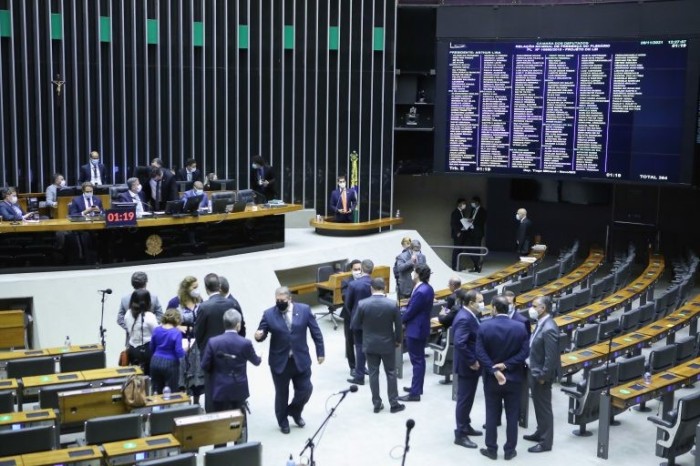 Câmara aprova destaque do Novo e retira possibilidade de contornar regra de ouro; acompanhe