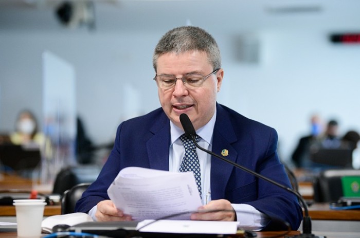 Antonio Anastasia apresenta seu relatório sobre o projeto na reunião desta quarta - Pedro França/Agência Senado