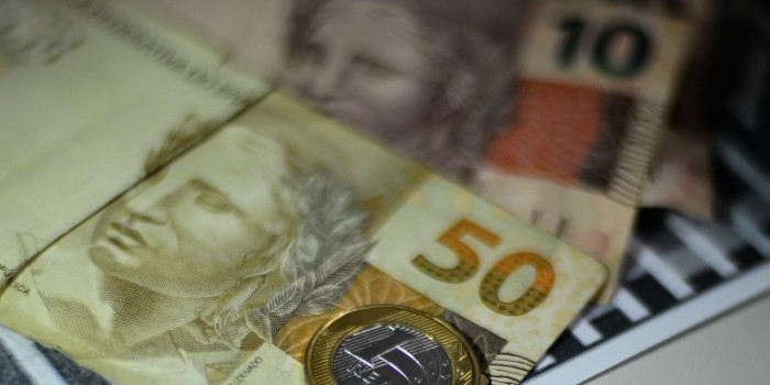 Beneficiários recebem pouco mais da metade do valor em novembro e R$ 400 em dezembro