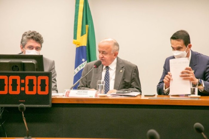 Comissão rejeita suspensão do decreto que reduziu tributo de óleo diesel