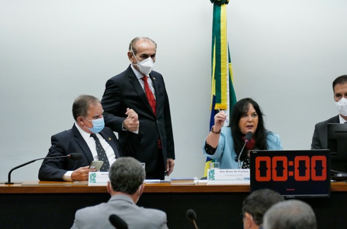 A presidente da comissão, Rose de Freitas, na reunião desta quarta: senadora diz que é preciso cautela na análise dos créditos, após decisão do STF - Roque de Sá/Agência Senado