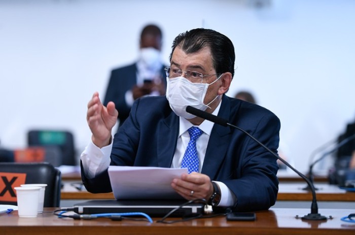 O relator das emendas, Eduardo Braga, apresenta seu relatório na reunião da CE desta quinta-feira - Edilson Rodrigues/Agência Senado