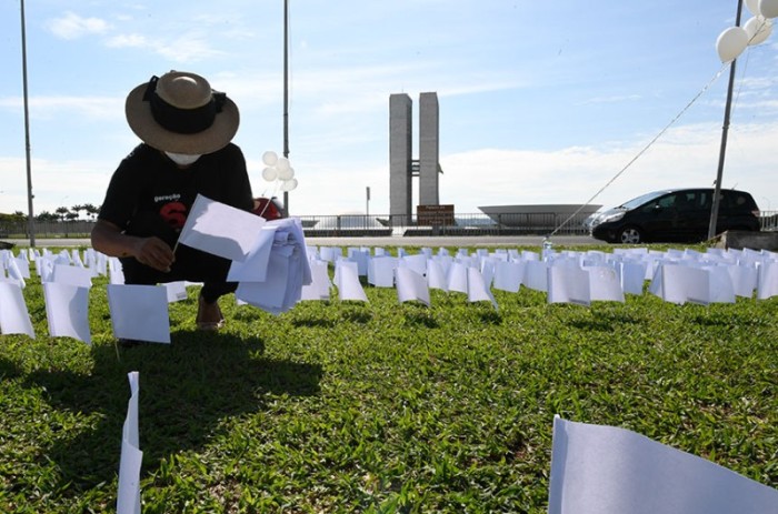 Homenagem a vítimas da covid-19 em frente ao Congresso, em outubro: manifestação foi organizada por associação de familiares - Roque de Sá/Agência Senado