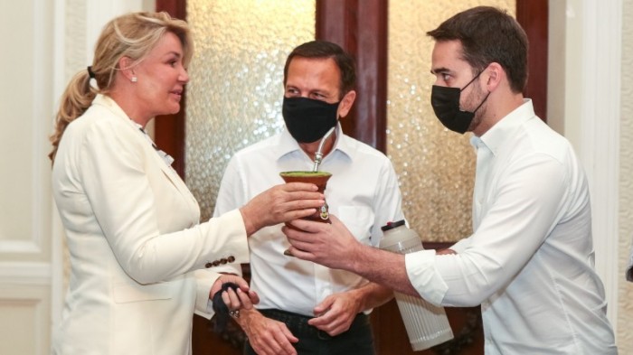 Governador paulista e a primeira-dama Bia Doria foram recebidos pelo governador Eduardo Leite no Palácio Piratini - Foto: Gustavo Mansur / Palácio Piratini