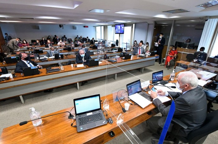 Bezerra (à esq.), que pediu o adiamento, e o relator, Jean Paul (C), na reunião presidida por Otto (à dir.) - Edilson Rodrigues/Agência Senado