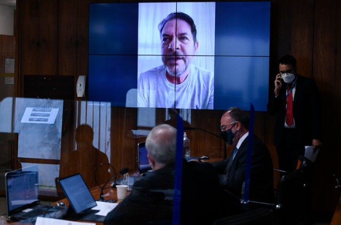 Relator da proposta, Cid Gomes (no telão) participa da reunião de forma remota para defender autorização da CAE ao empréstimo - Edilson Rodrigues/Agência Senado