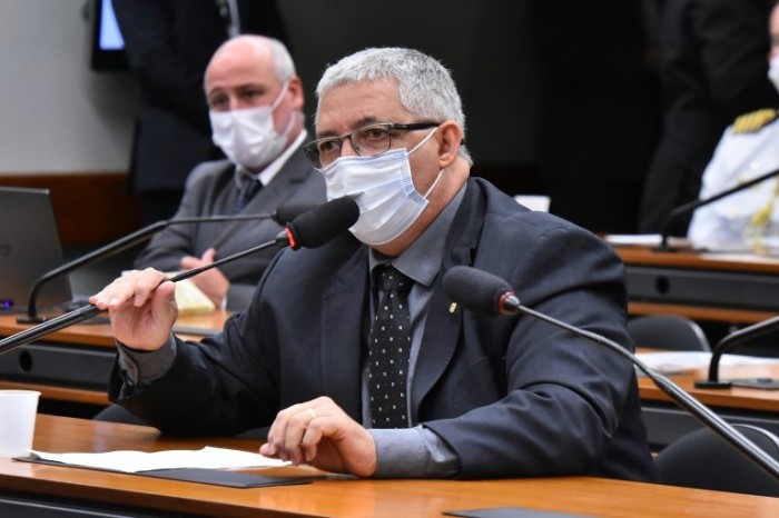 Comissão aprova projeto que inclui o porte de arma entre os direitos de praças das Forças Armadas