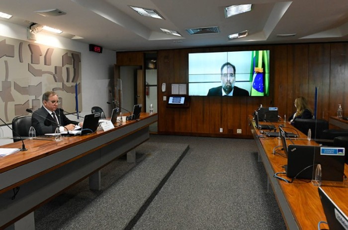 Izalci (E) preside audiência da Comissão Senado do Futuro com Danilo Dupas (no telão) sobre demissões às vésperas do exame - Agência Senado