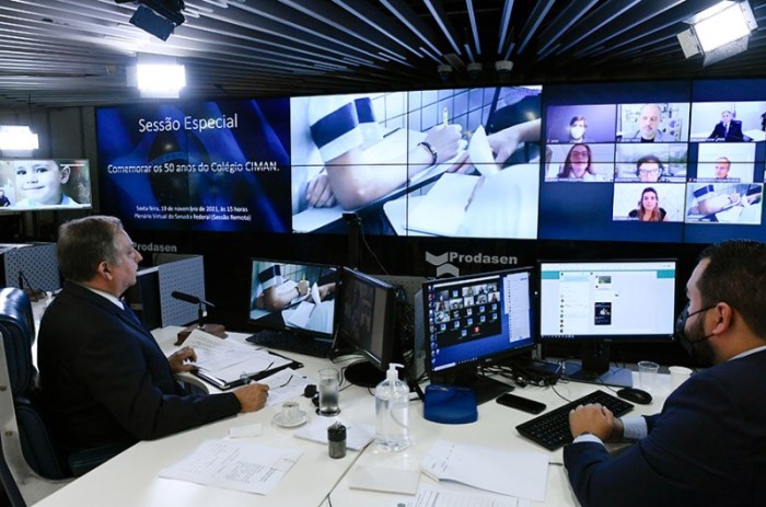 Autor do requerimento para a homenagem, Izalci Lucas (E) assiste ao vídeo institucional exibido na sessão - Roque de Sá/Agência Senado