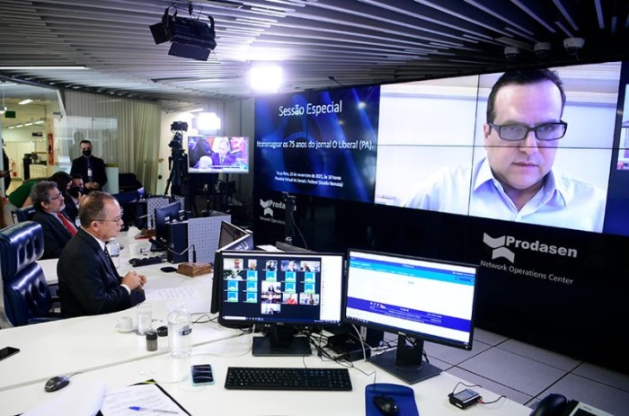 Paulo Rocha e Zequinha Marinho ouvem o presidente-executivo do Grupo Liberal, Ronaldo Maiorana (Telão) - Pedro França/Agência Senado