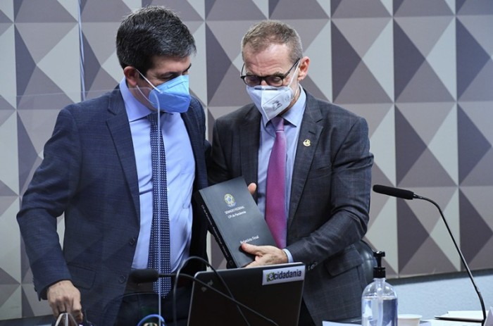Autor do requerimento, Randolfe Rodrigues, e o senador Fabiano Contarato com o relatório final da CPI - Pedro França/Agência Senado