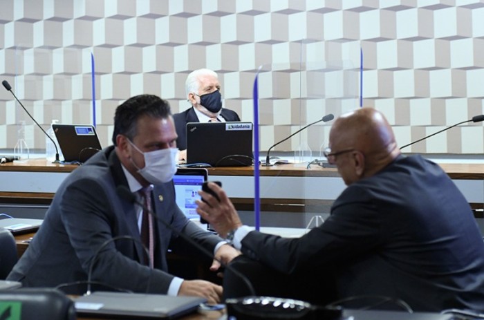 Relator dos projetos, Carlos Fávaro conversa com Esperidião Amin. Na Mesa, o presidente da Comissão de Meio Ambiente, Jaques Wagner - Geraldo Magela/Agência Senado