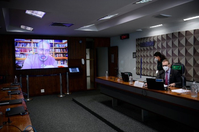 Paulo Paim (no telão) e Fabiano Contarato na reunião da CDH desta terça - Pedro França/Agência Senado