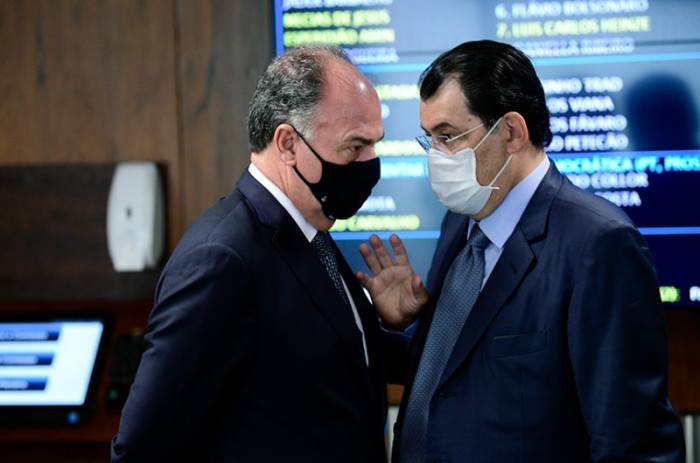 O relator da proposta, Fernando Bezerra (E), conversa com Eduardo Braga antes da reunião da comissão - Pedro França/Agência Senado