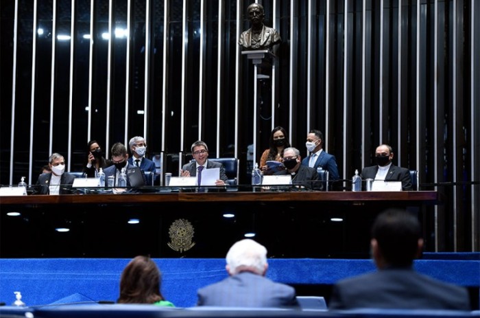 Senador Carlos Portinho (C) comandou sessão especial nesta sexta, com religiosos e autoridades - Edilson Rodrigues/Agência Senado
