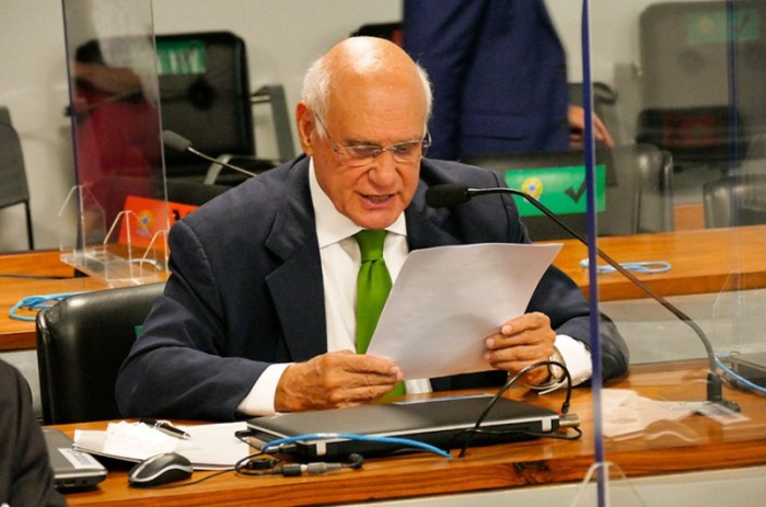 Lasier Martins lê o relatório de Alessandro Vieira - Roque de Sá/Agência Senado