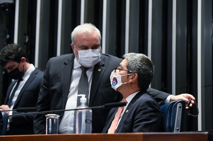 O senador Carlos Portinho (sentado) durante a sessão plenária desta quarta-feira - Jefferson Rudy/Agência Senado