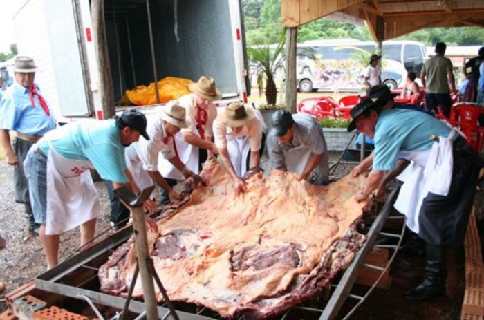 A Festa Nacional do Churrasco ocorre há mais de 20 anos no município - Reprodução